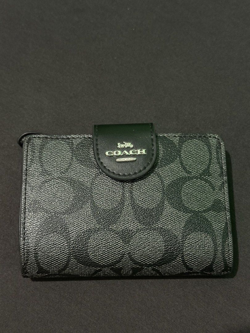 Original Coach Medium Corner Zip Wallet good as new (Category: Wallets & Card holders) located in Manila. Submitted by _declutterprelovezz (Listing ID 1461740405, Image 1). Description: Original coach wallet once use super nice ganda neto classic .