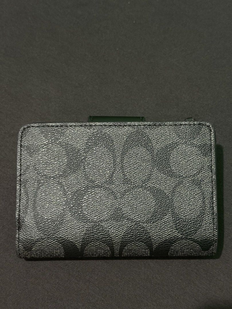 Original Coach Medium Corner Zip Wallet good as new (Category: Wallets & Card holders) located in Manila. Submitted by _declutterprelovezz (Listing ID 1461740405, Image 2). Description: Original coach wallet once use super nice ganda neto classic .