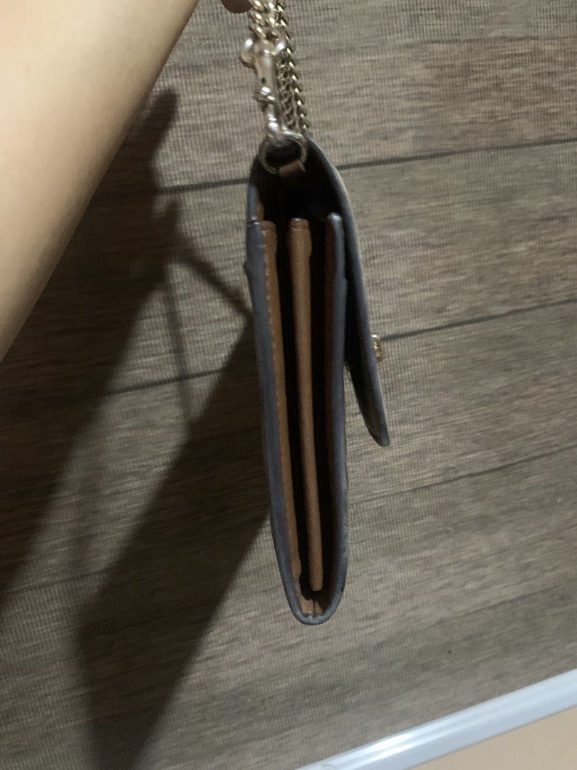 Original Coach Sling Wallet (Category: Cross-body Bags) located in Aliaga. Submitted by ukaybags2428 (Listing ID 1461733561, Image 3). Description: Tarnish lng s hardware no issue Sling wallet kaya phone lng kasya at cards .