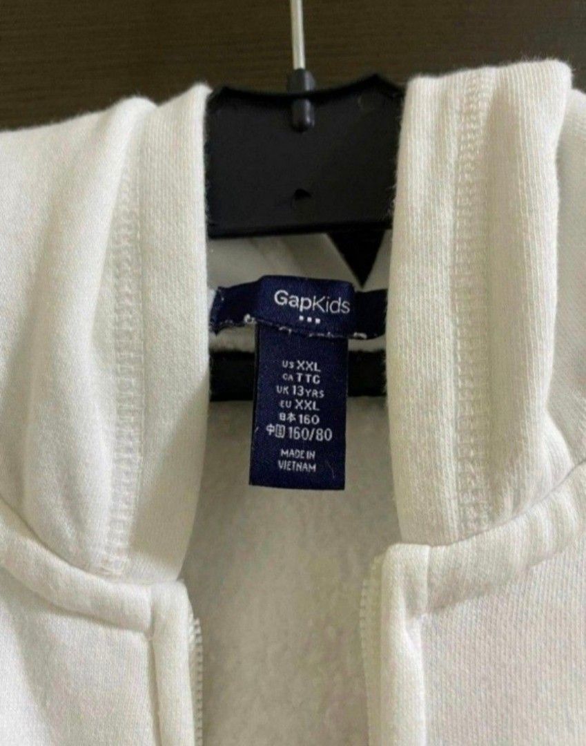 Original GAP Jacket for Kids ( Size: XXL ) (Category: Babies & Kids Fashion) located in Manila. Submitted by phoebecali (Listing ID 1461752318, Image 3). Description: Brand : GAP ( Original ) Item : JACKET Color : white Condition : slightly used only Size : XXL Jacket for kids. But Can fit also in women for small size Taguig area 09172404648 MOP : Gcash / BDO / METROBANK.
