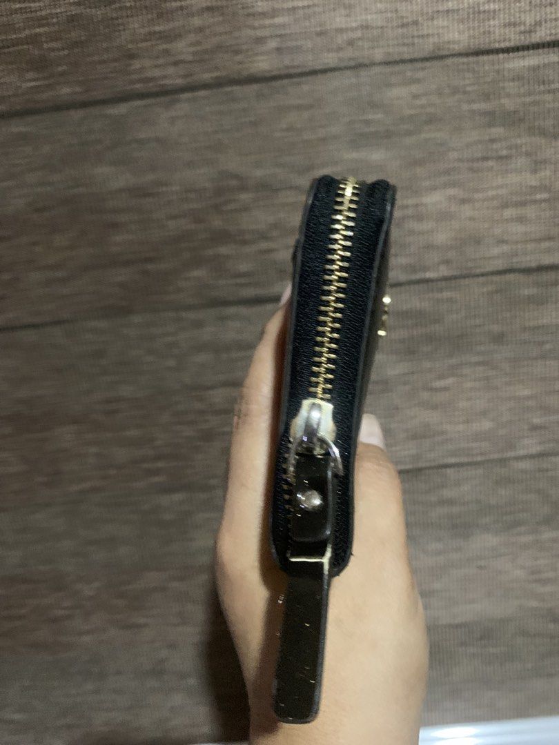 Original Kate Spade Wallet (Category: Wallets & Card holders) located in Aliaga. Submitted by ukaybags2428 (Listing ID 1461734642, Image 3). Description: May flaw s puller .