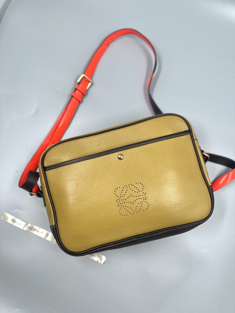 💯Original LOEWE Anagram Camera Bag (Category: Luxury Bags & Wallets) located in Cebu City. Submitted by jam_bagelyas (Listing ID 1461701554, Image 1). Description: 🔥‼️NEW ARRIVALS 🛍️ Jackpot piece 💯L O E W E Anagram Cross bag•Made in 🇪🇸 Re-edition piece from 1983 💯Calf leather material no major issues pa pooooo.