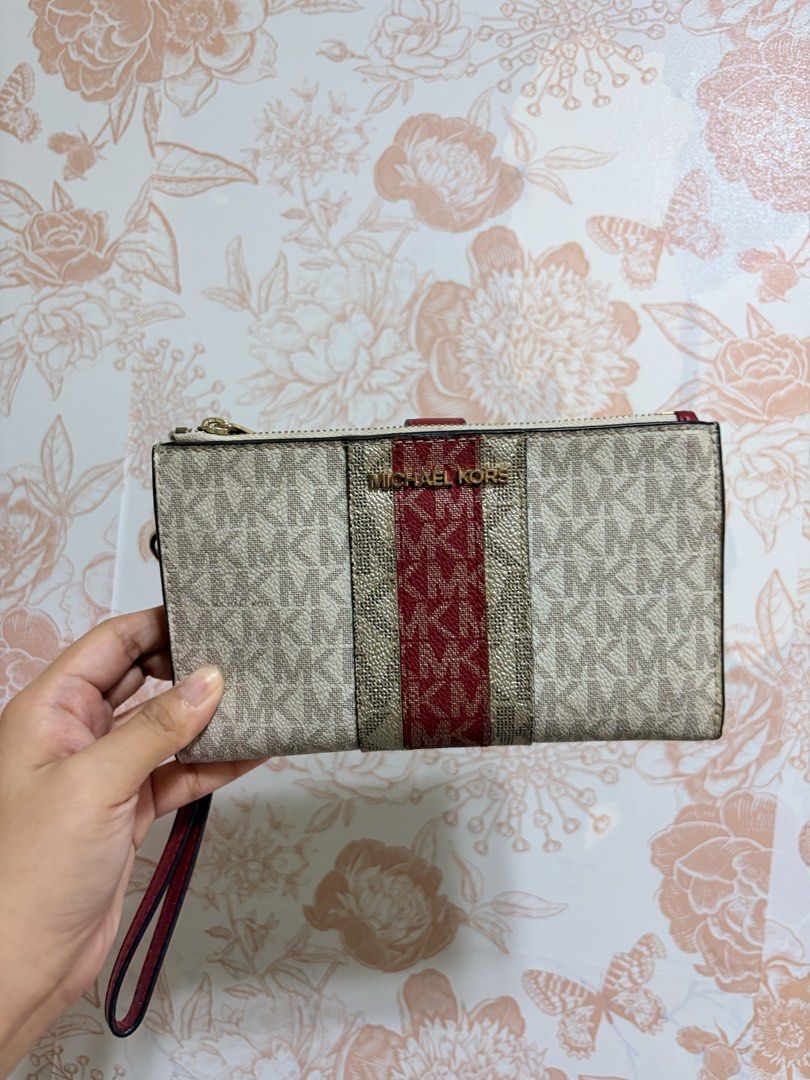 ORIGINAL Michael Kors Wallet (Category: Wallets & Card holders) located in Guiguinto. Submitted by octowbr (Listing ID 1461597226, Image 1). Description: AUTHENTIC! selling as is.