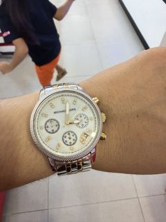 (Category: ) located in . Submitted by trendeemoodshop2022 (Listing ID 1461643630, Image 1). Description: .