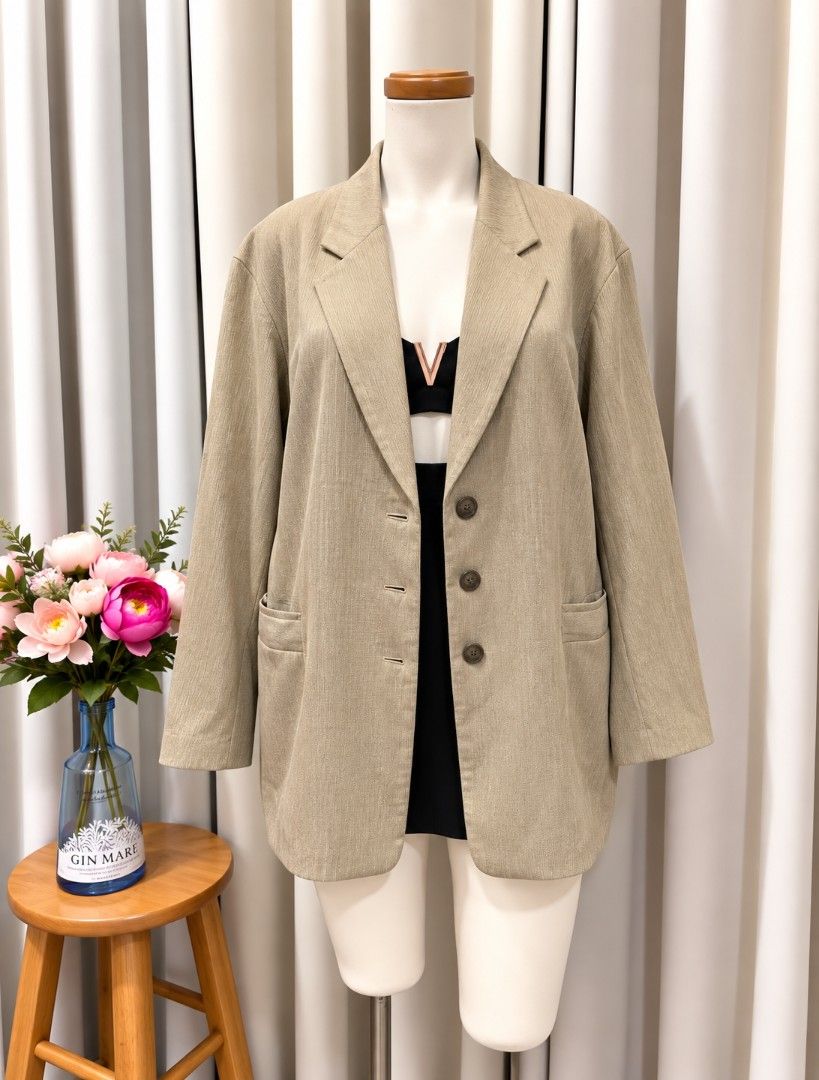 Oversized Flowy Blazer (Category: Coats, Jackets and Outerwear) located in Taguig. Submitted by vm.co (Listing ID 1461607837, Image 1). Description: Perfect for: • Corporate office wear • Business travel • Smart casual outfits • Rainy or cool weather • Capsule wardrobe • Everyday sophisticated styling Condition: Appears to be in very good preloved condition with no visible major stains, tears, or discoloration in the photo. A light steam will giv
