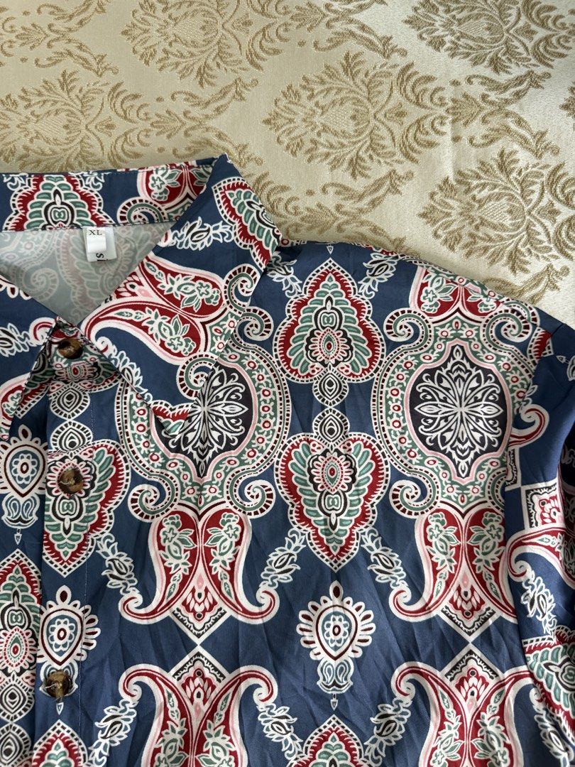 Paisley Long Sleeve (Category: Tshirts & Polo Shirts ) located in Manila. Submitted by yourplug_08 (Listing ID 1461719623, Image 3). Description: L-33 W-23 Excellent Condition .