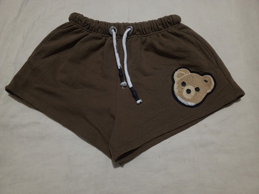 Palm angels bear cotton shorts (Category: Shorts) located in Santa Maria. Submitted by paulo-garcia21 (Listing ID 1461737115, Image 1). Description: size small 25 to 30 by 10.5 hem 13.5 ecxellent condition no issue.