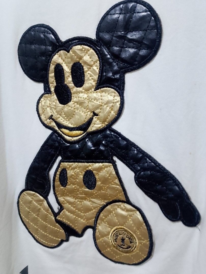 Palm Angels White Mickey Mouse Patch T-Shirt (Category: Shirts) located in San Pedro. Submitted by jokwanrocks09 (Listing ID 1461666913, Image 2). Description: White Palm Angels t-shirt. Features a cool Mickey Mouse patch with quilted details. Palm Angels logo printed at the bottom. Made in Portugal. Fabric composition: 100% Cotton, Great piece for any collection. 19x25dimes medium .