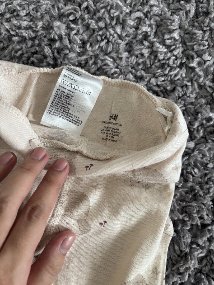 pants stocking (Category: Babies & Kids Fashion) located in Tanjung Bungah. Submitted by __prelovedclothes__ (Listing ID 1461619152, Image 2). Description: 3/6m Seluar shj. tapi seluar berstoking.. masih baru tak pernah pakai but without tag kain sejuk lembut dan original hnm HI ! Sy jual baju preloved dengan condition like new which is sekali atau 2 kali pakai shj. size sy akan sertakan saiz siap2 di setiap baju ya...