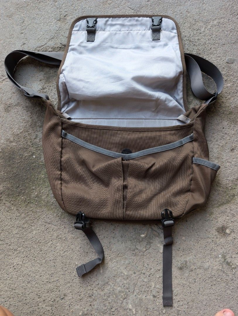 Patagonia (Category: Sling Bags) located in Tacurong. Submitted by natzcorpz848973 (Listing ID 1461794747, Image 2). Description: 14W x 11L 9.5/10 Color rate Minimal Sign of used.