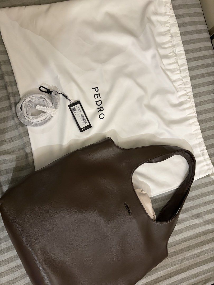 PEDRO Dark Brown Avery Tote Bag (L) (Category: Sling Bags) located in Makati City. Submitted by eferins (Listing ID 1461770530, Image 1). Description: Upsized and slouchy in shape, keep valuables on hand with the Avery Tote Bag. Designed with an additional sling for styling versatility, this modern bag has ample space for everything you need for a day in the city. Material: Faux Leather Lining: Fabric Height (mm): 580 Width (mm): 370 Depth (mm): 