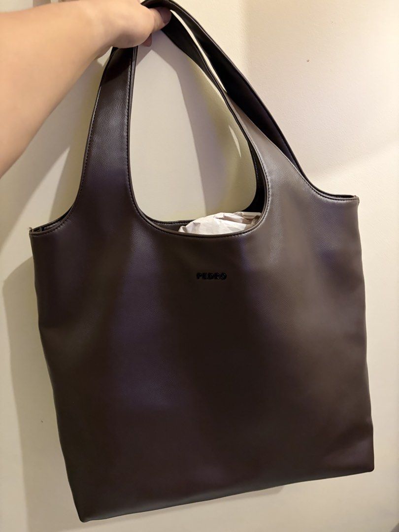 PEDRO Dark Brown Avery Tote Bag (L) (Category: Sling Bags) located in Makati City. Submitted by eferins (Listing ID 1461770530, Image 2). Description: Upsized and slouchy in shape, keep valuables on hand with the Avery Tote Bag. Designed with an additional sling for styling versatility, this modern bag has ample space for everything you need for a day in the city. Material: Faux Leather Lining: Fabric Height (mm): 580 Width (mm): 370 Depth (mm): 