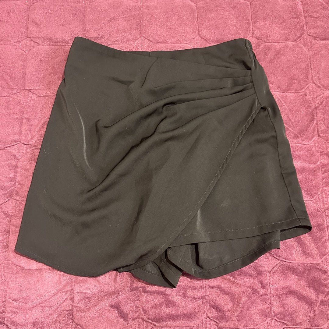 Penshoppe Black Draped Skirt Size S (Category: Skirts) located in Cavite. Submitted by rizziz (Listing ID 1461645975, Image 1). Description: Penshoppe black draped skirt/shorts. Size S. Elastic waist. Versatile for casual or dressy looks..