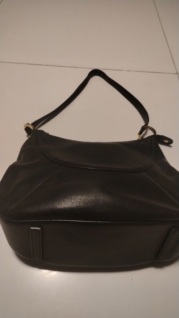 Pierre Cardin Black Leather Shoulder Bag (Category: Shoulder Bags) located in Manila. Submitted by wildwind_73f77a (Listing ID 1461569473, Image 3). Description: - Classic black leather shoulder bag - Brand: Pierre Cardin - Gold hardware details - Spacious interior - Interior zip pocket - Versatile for daily use.