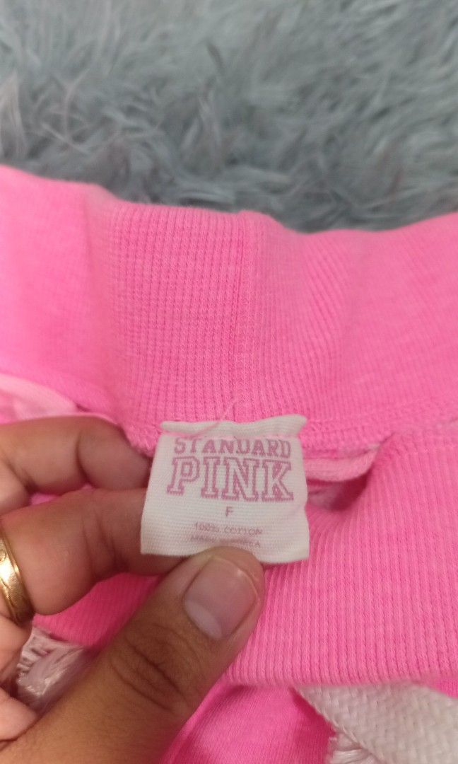 PINK graphic fleece lounge short (Category: Shorts) located in Manila. Submitted by aykahustla01 (Listing ID 1461743369, Image 2). Description: Dimensions : L10 x W28 Color Rate : 9.8 / 10 Issues : ❌ Excellent condition Mine for only ₱250 📍Loc : Pangasinan MOP : Gcash MOD : J&T express / Ava pasabay if around Pangasinan.
