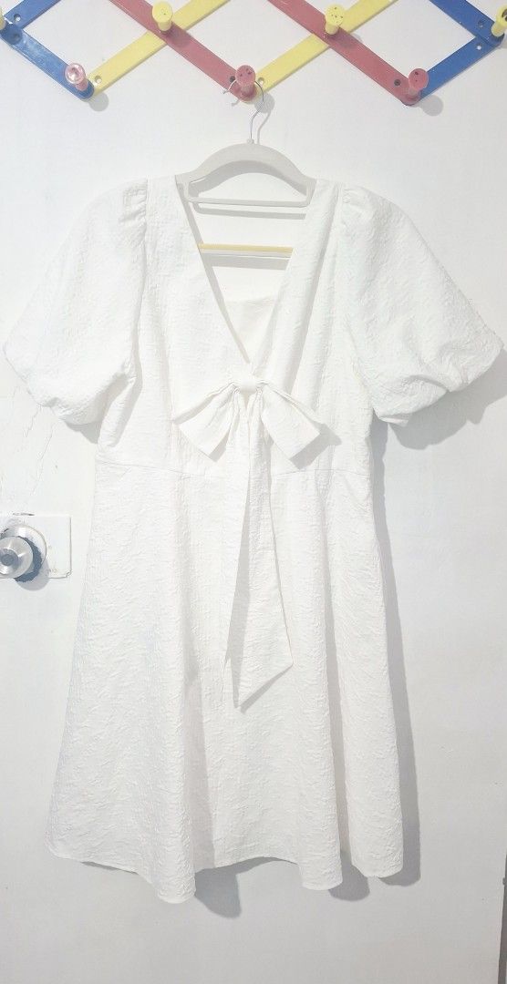 Plain white short dress puff sleeves (Category: Dresses) located in Taguig. Submitted by fits.for.less (Listing ID 1461626911, Image 1). Description: 200 pesos LP: 180 >> need wash (may stain) >> S to M >> makapal tela MOP: Gcash MOD: lalamove/grab, pick-up if malapit lang.