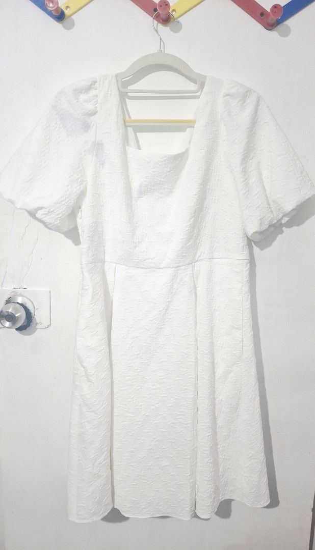 Plain white short dress puff sleeves (Category: Dresses) located in Taguig. Submitted by fits.for.less (Listing ID 1461626911, Image 2). Description: 200 pesos LP: 180 >> need wash (may stain) >> S to M >> makapal tela MOP: Gcash MOD: lalamove/grab, pick-up if malapit lang.