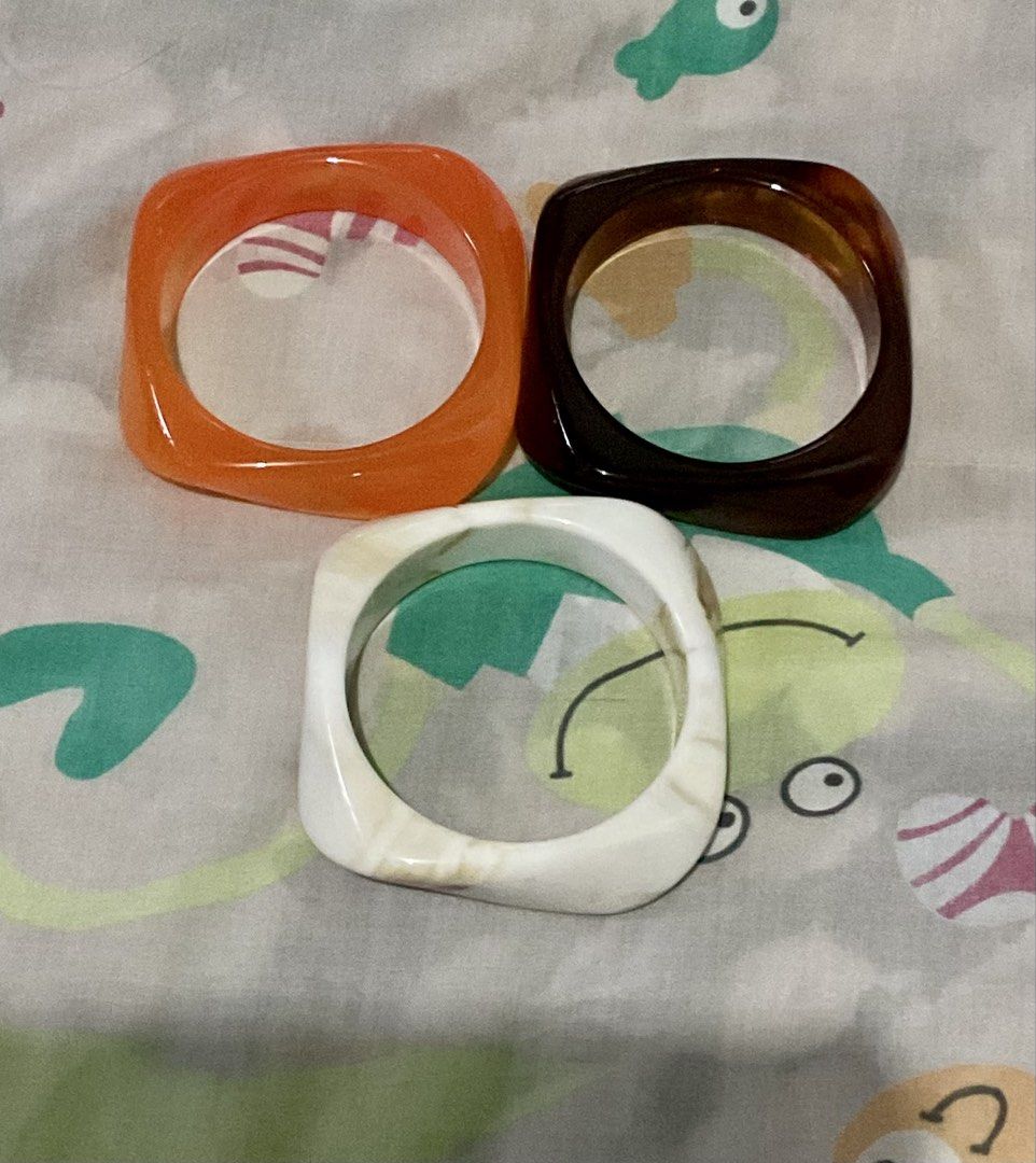 Plastic Bangles Bracelet (Category: Bracelets) located in Marikina City. Submitted by itsquake (Listing ID 1461789345, Image 1). Description: Good condition Good as new Heavy plastic.