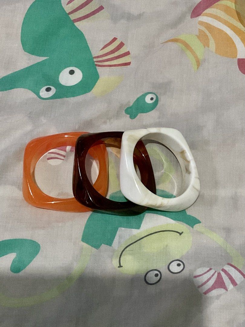 Plastic Bangles Bracelet (Category: Bracelets) located in Marikina City. Submitted by itsquake (Listing ID 1461789345, Image 2). Description: Good condition Good as new Heavy plastic.