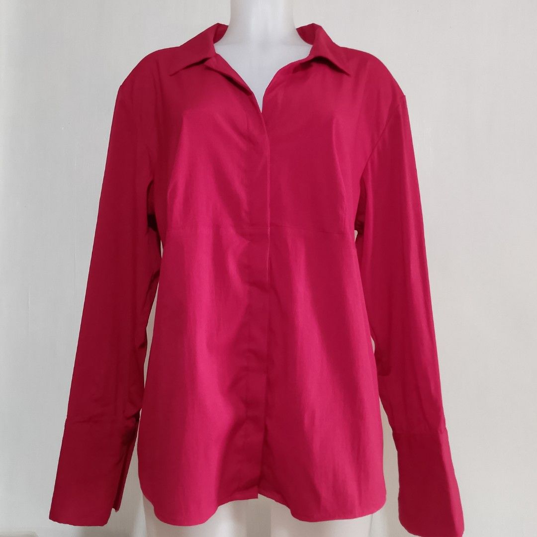 Plus Size Venezia Red Button Down Blouse (Category: Blouses) located in Tuguegarao City. Submitted by thriftedtreasures101.1 (Listing ID 1461794346, Image 1). Description: 90s/Y2K vintage era. Great blouse for formal, casual or holiday wear. Has nice cuffs. Slightly used, in very good condition. Color may vary due to lighting. Size 14/16 on tag or a size XL/1X plus size. ‎ ‎📍 Location: Cagayan Valley ‎👛 MOP: Maya/GCash ‎🛵 Shipping: J&T (SF c/o
