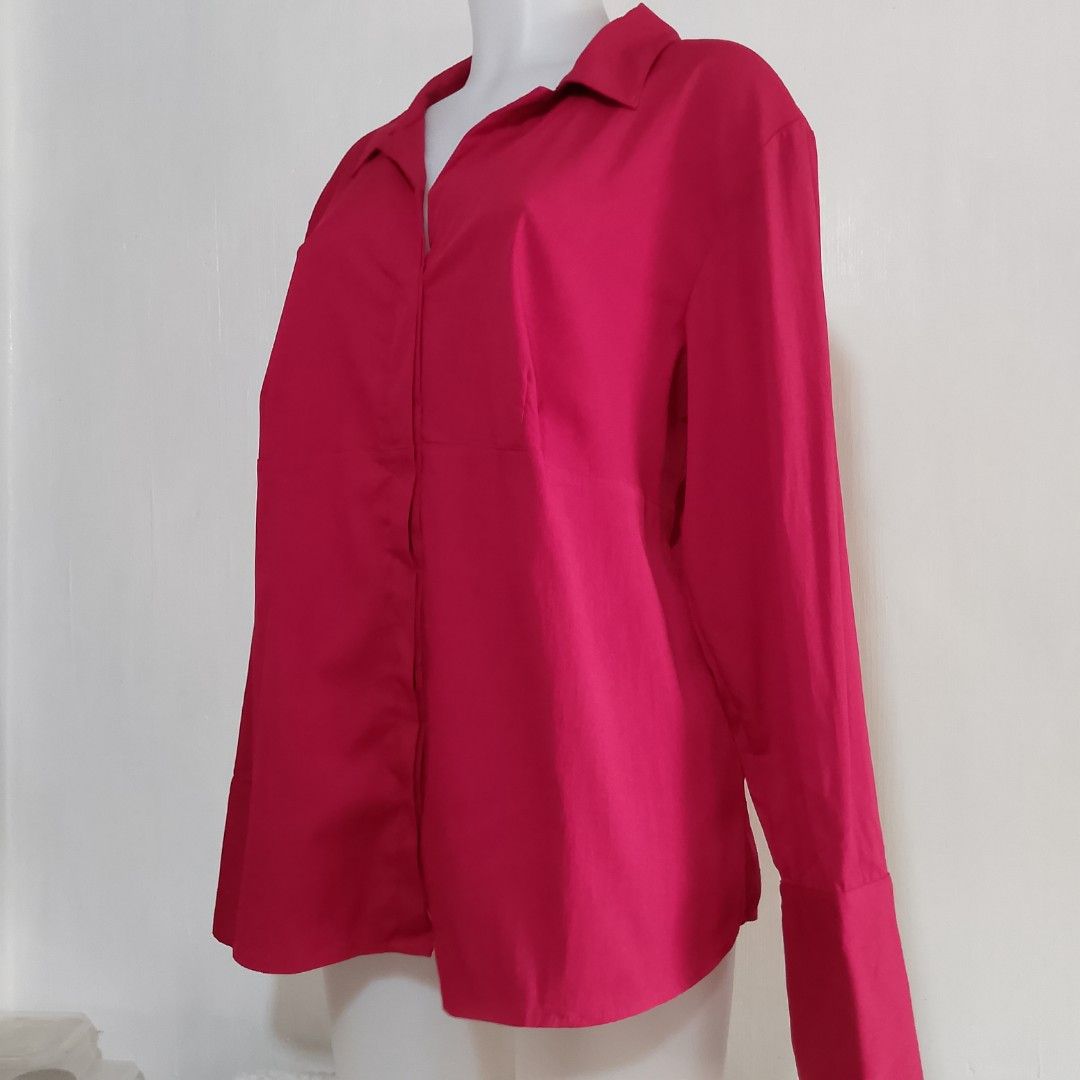 Plus Size Venezia Red Button Down Blouse (Category: Blouses) located in Tuguegarao City. Submitted by thriftedtreasures101.1 (Listing ID 1461794346, Image 2). Description: 90s/Y2K vintage era. Great blouse for formal, casual or holiday wear. Has nice cuffs. Slightly used, in very good condition. Color may vary due to lighting. Size 14/16 on tag or a size XL/1X plus size. ‎ ‎📍 Location: Cagayan Valley ‎👛 MOP: Maya/GCash ‎🛵 Shipping: J&T (SF c/o