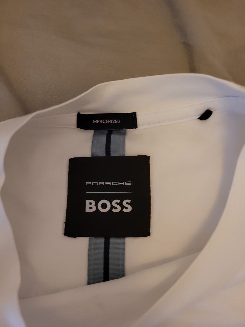 Porsche x BOSS Collaboration T-shirt （分類：T-shirt、恤衫、有領衫）位於 Hong Kong。 由 whung1234 提交（商品編號 1461635793，圖片 3）。簡介： White t-shirt with Porsche and BOSS collaboration print. Classic crew neck style. Comfortable cotton material. Great for casual wear. A must-have for fans of both brands.。