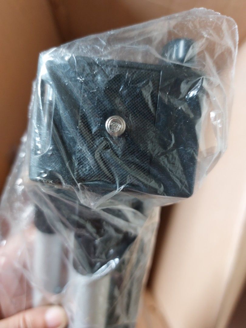 Portable Tripod (Category: Tripods & Monopods) located in Antipolo. Submitted by ms.marieyahs (Listing ID 1461606619, Image 3). Description: portable tripod perfect sa table universal screw pwede sa camera - can send more photos if needed. - lalamove shouldered by buyer.. - you may check my profile just in case may iba pang magustuhan. tnx!.