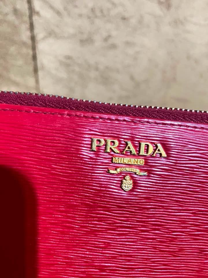 Prada (Category: Wallets & Card holders) located in Dumaguete. Submitted by camillaolshoppe2 (Listing ID 1461657600, Image 3). Description: Prading Long wallet Naka lampo with code Issue nya dinikitan yung card compartment sa last both side still usable papo Maganda in actual.