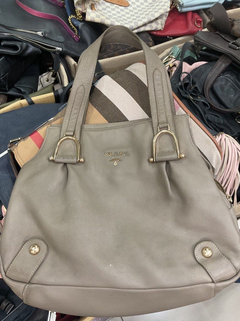 Prada tote (Category: Announcements) located in Bacolod City. Submitted by asianbellahadidd (Listing ID 1461681789, Image 2). Description: .