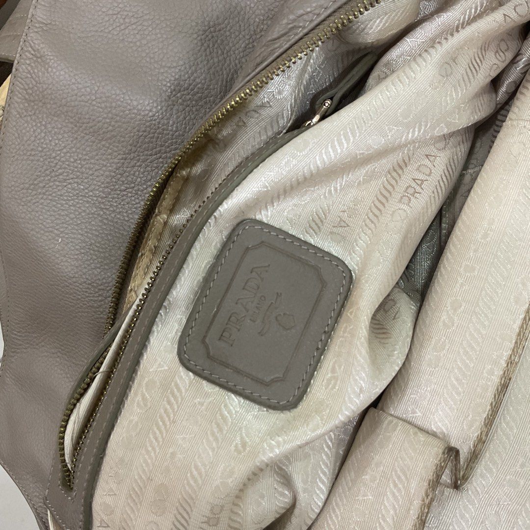 Prada tote (Category: Announcements) located in Bacolod City. Submitted by asianbellahadidd (Listing ID 1461681789, Image 3). Description: .