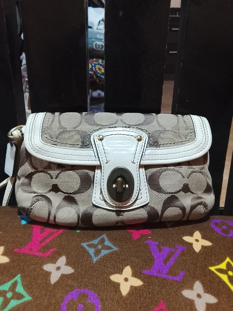 Preloved (Category: Luxury Bags & Wallets) located in Manila. Submitted by maryannsan07962 (Listing ID 1461742022, Image 3). Description: what u see is what u get,minimal flaws .