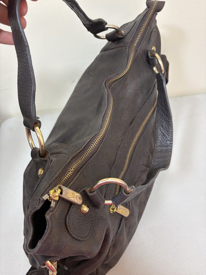 Preloved 2 way elvieee leather bag (Category: Luxury Bags & Wallets) located in Los Banos. Submitted by ditasbautista2329 (Listing ID 1461683052, Image 3). Description: Preloved ellviee 2 way bag Genuine leather Large pwede pang travel .