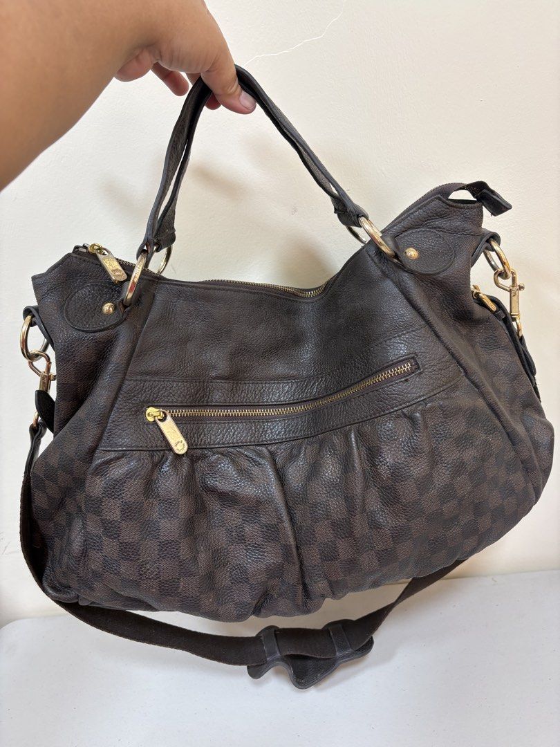 Preloved 2 way elvieee leather bag (Category: Luxury Bags & Wallets) located in Los Banos. Submitted by ditasbautista2329 (Listing ID 1461683052, Image 1). Description: Preloved ellviee 2 way bag Genuine leather Large pwede pang travel .