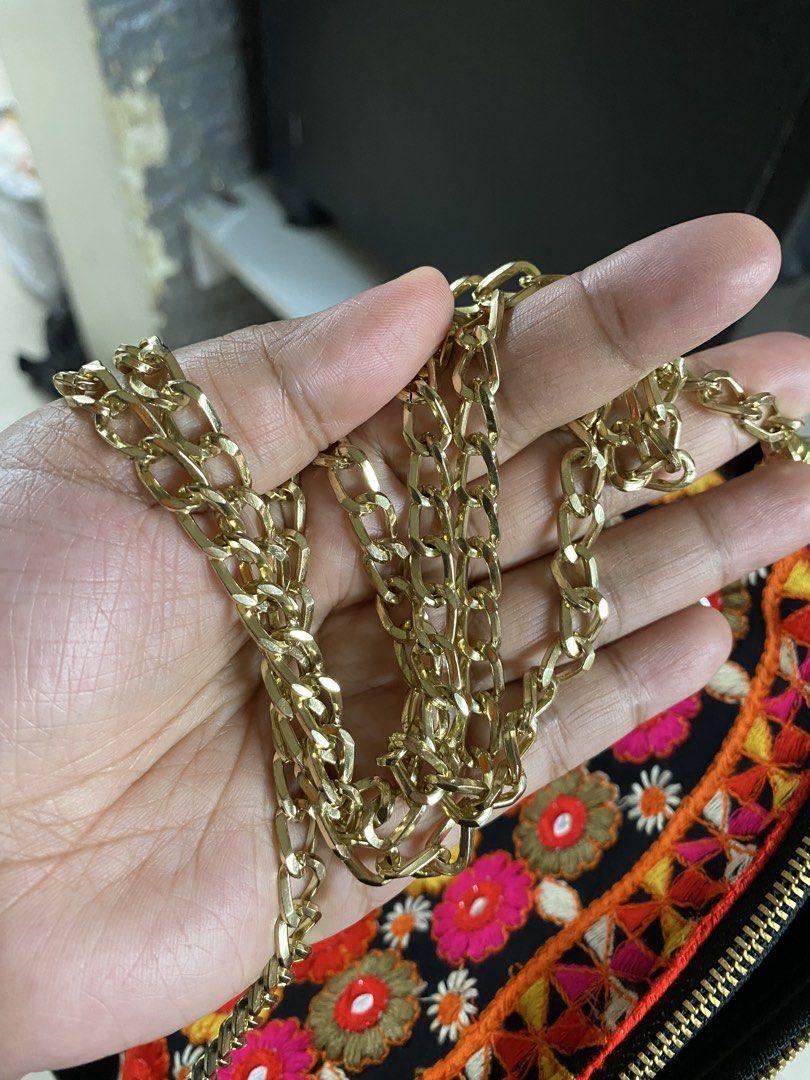 Preloved Bag (Category: Cross-body Bags) located in Taguig. Submitted by mochis_collection (Listing ID 1461742612, Image 3). Description: Preloved Posh brand Very nice in person No issue Gold hardwares Location: Taguig Open for pick up & delivery.