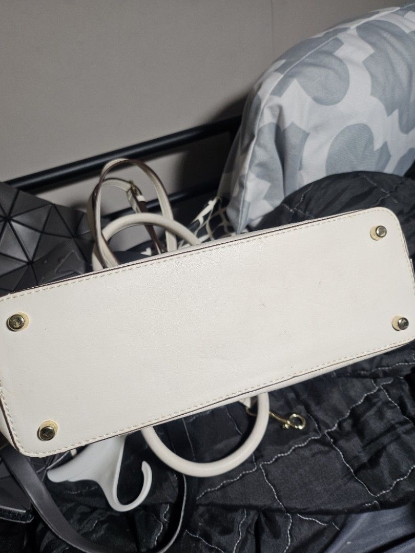 Preloved Coach alma (Category: Luxury Bags & Wallets) located in Tacloban City. Submitted by re_store23 (Listing ID 1461744015, Image 3). Description: •Please Manage your expectations this is preloved and not brand new! •may kaonting gasgas sa White leather part sa baba pls refer lang sa pic. •expect na needs cleaning sa White na part. •signs of usage sa hardware. •May kaonting dumu sa Sling but Try cleaning lang po. •Maganda pa yung bag • What y