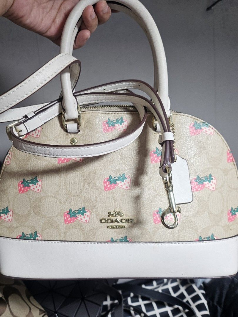 Preloved Coach alma (Category: Luxury Bags & Wallets) located in Tacloban City. Submitted by re_store23 (Listing ID 1461744015, Image 1). Description: •Please Manage your expectations this is preloved and not brand new! •may kaonting gasgas sa White leather part sa baba pls refer lang sa pic. •expect na needs cleaning sa White na part. •signs of usage sa hardware. •May kaonting dumu sa Sling but Try cleaning lang po. •Maganda pa yung bag • What y