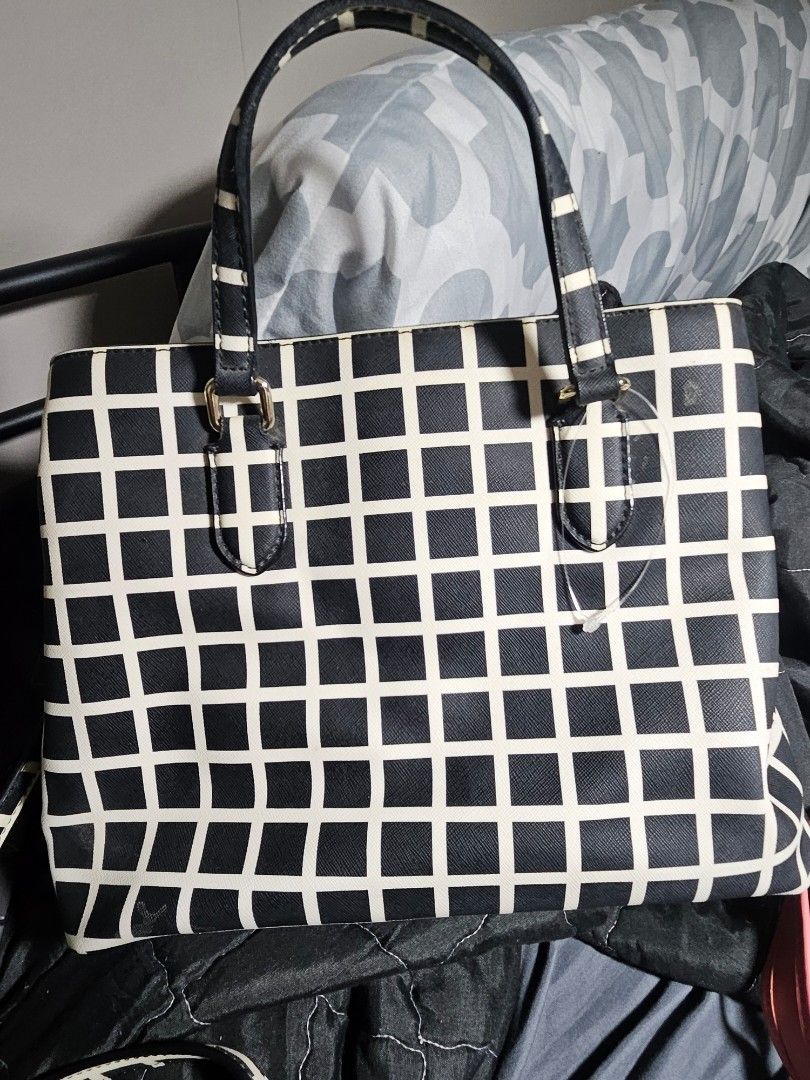 Preloved Kate Spade (Category: Luxury Bags & Wallets) located in Tacloban City. Submitted by re_store23 (Listing ID 1461746279, Image 3). Description: please manage your expectations this is preloved and not brandnew. •Needs cleaning •May papel na dumikit sa may rubber lining, Baka maremove lang. •Maganda pa 😊 •May mga Tag and code na naka holo •Naka Ykk Zip What you see is what you get po..