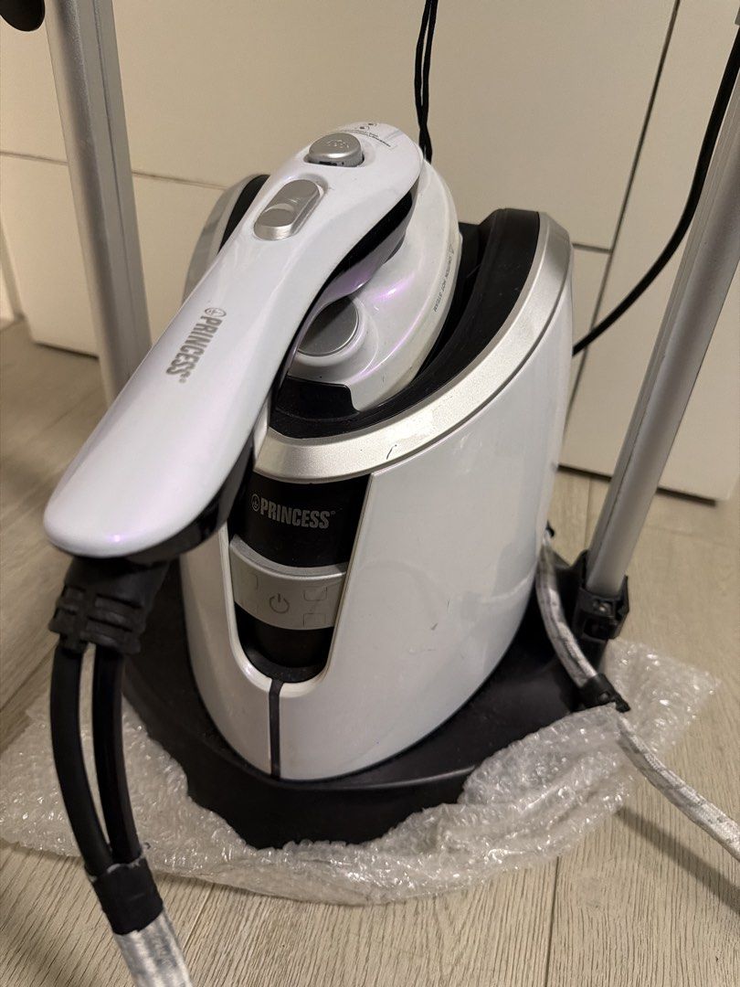Princess Garment Steamer with Ironing Board （分類：熨斗及掛熨機）位於 Hong Kong。 由 colourful_wardrobe 提交（商品編號 1461732924，圖片 3）。簡介： Princess garment steamer with built-in ironing board. White and silver base unit. Steamer head has buttons for different settings. Ironing board cover is grey fabric. Some marks on the soleplate of the steamer head. Works well. Requires to pick up by the buyer.。