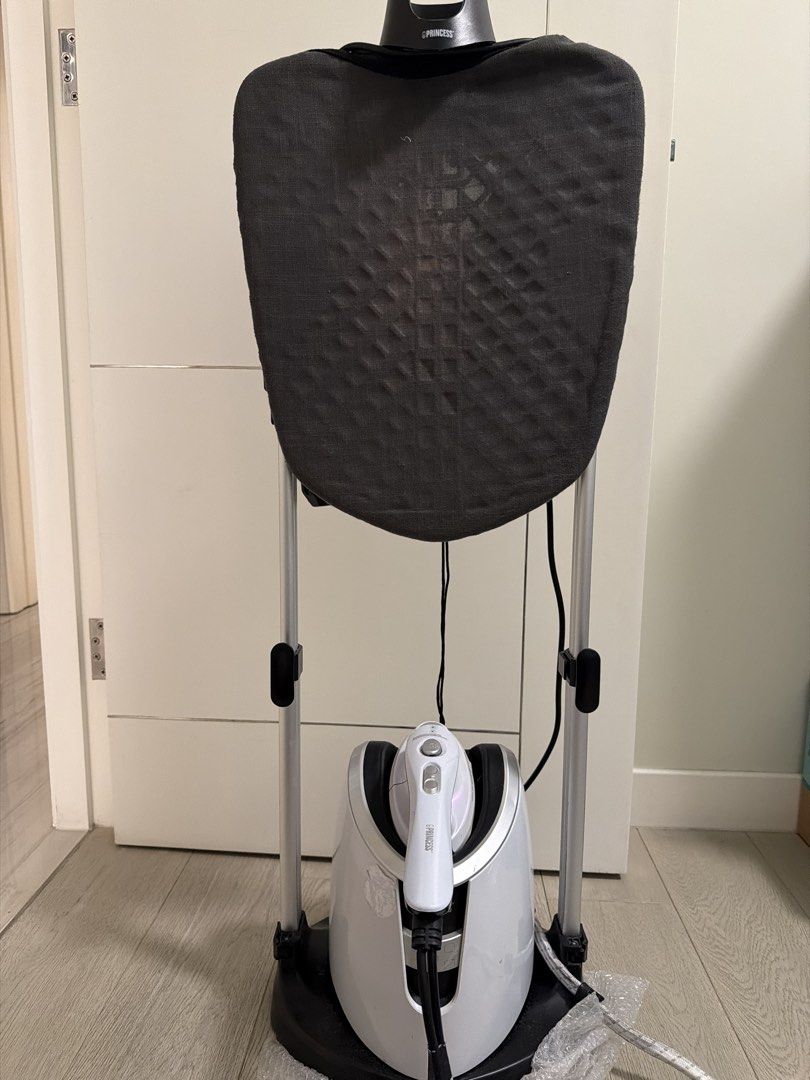 Princess Garment Steamer with Ironing Board （分類：熨斗及掛熨機）位於 Hong Kong。 由 colourful_wardrobe 提交（商品編號 1461732924，圖片 1）。簡介： Princess garment steamer with built-in ironing board. White and silver base unit. Steamer head has buttons for different settings. Ironing board cover is grey fabric. Some marks on the soleplate of the steamer head. Works well. Requires to pick up by the buyer.。