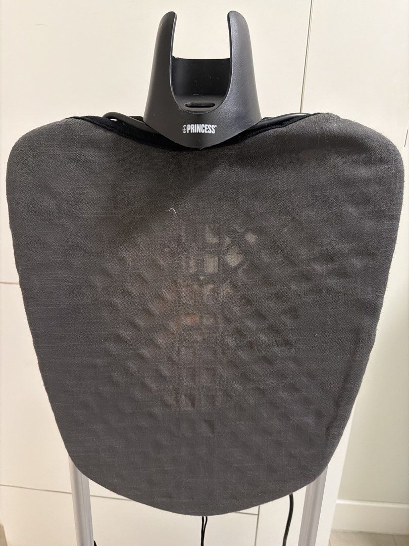 Princess Garment Steamer with Ironing Board （分類：熨斗及掛熨機）位於 Hong Kong。 由 colourful_wardrobe 提交（商品編號 1461732924，圖片 2）。簡介： Princess garment steamer with built-in ironing board. White and silver base unit. Steamer head has buttons for different settings. Ironing board cover is grey fabric. Some marks on the soleplate of the steamer head. Works well. Requires to pick up by the buyer.。