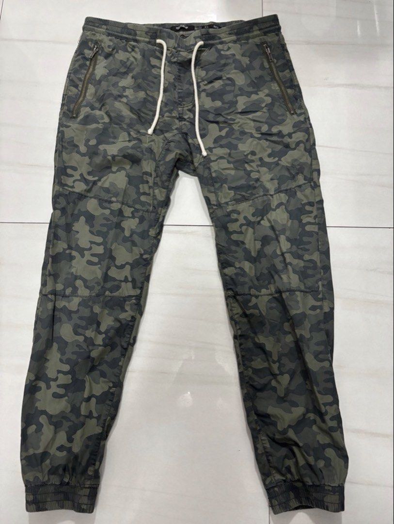 Pull & Bear lightweight jogger camo pants LARGE (Category: Joggers) located in Quezon City. Submitted by edether (Listing ID 1461582471, Image 1). Description: Waist - 34in Length- 39in If you see it posted, it’s available. Last price and details are posted. No reply means not interested. We are limited by the app on the number of replies we can make. Thank you for understanding. Location is Cubao, QC. Add for shipping..