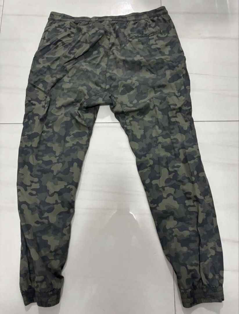 Pull & Bear lightweight jogger camo pants LARGE (Category: Joggers) located in Quezon City. Submitted by edether (Listing ID 1461582471, Image 2). Description: Waist - 34in Length- 39in If you see it posted, it’s available. Last price and details are posted. No reply means not interested. We are limited by the app on the number of replies we can make. Thank you for understanding. Location is Cubao, QC. Add for shipping..