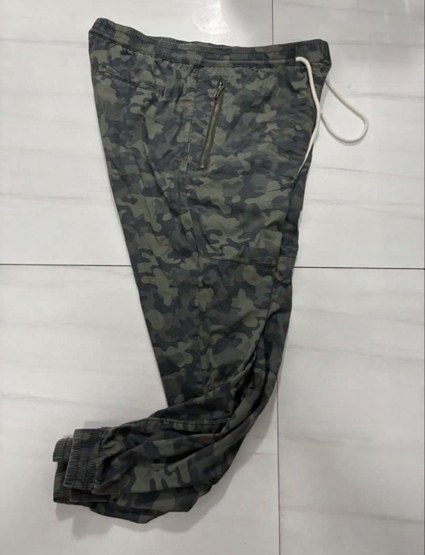 Pull & Bear lightweight jogger camo pants LARGE (Category: Joggers) located in Quezon City. Submitted by edether (Listing ID 1461582471, Image 3). Description: Waist - 34in Length- 39in If you see it posted, it’s available. Last price and details are posted. No reply means not interested. We are limited by the app on the number of replies we can make. Thank you for understanding. Location is Cubao, QC. Add for shipping..