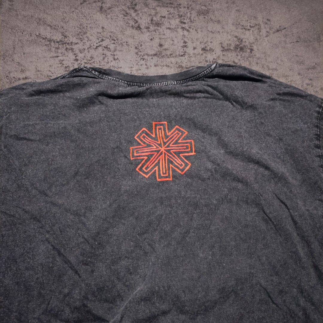 Pull & Bear Red Hot Chili Peppers Graphic T-Shirt (Category: Tshirts & Polo Shirts ) located in Manila. Submitted by nye.seller (Listing ID 1461733973, Image 3). Description: 25x32.5 Large no issue pm📩.