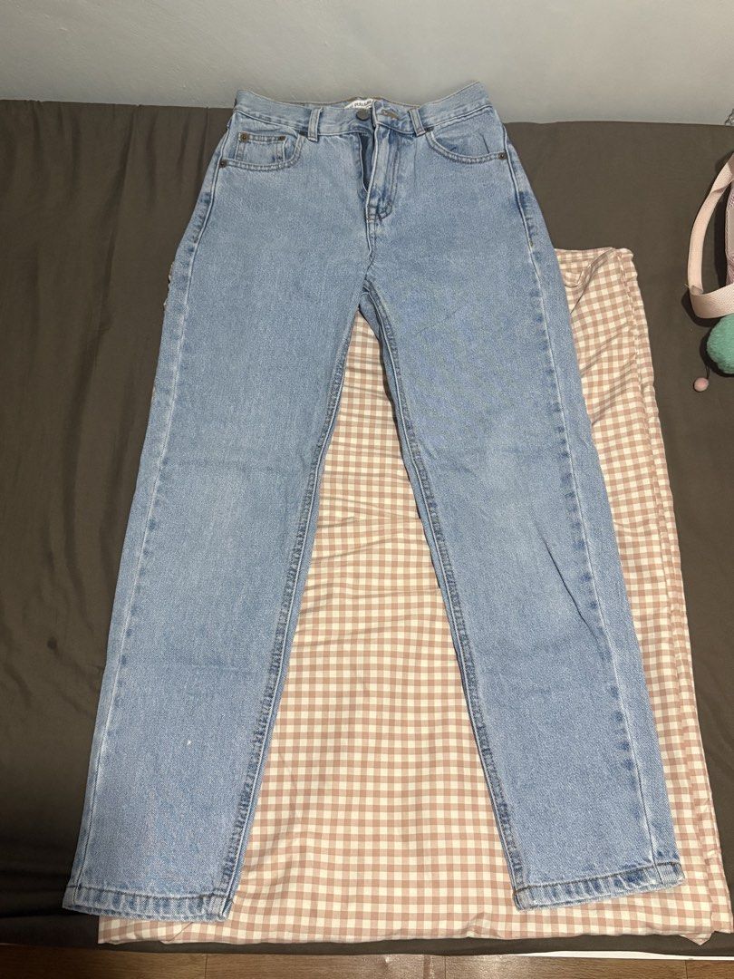 Pull and Bear Mom Jeans (Category: Jeans) located in Manila. Submitted by anniellecyreen (Listing ID 1461653298, Image 2). Description: pull and bear mom jeans -size 22 us / 32 eur -rfs: di na kasya -negotiable .