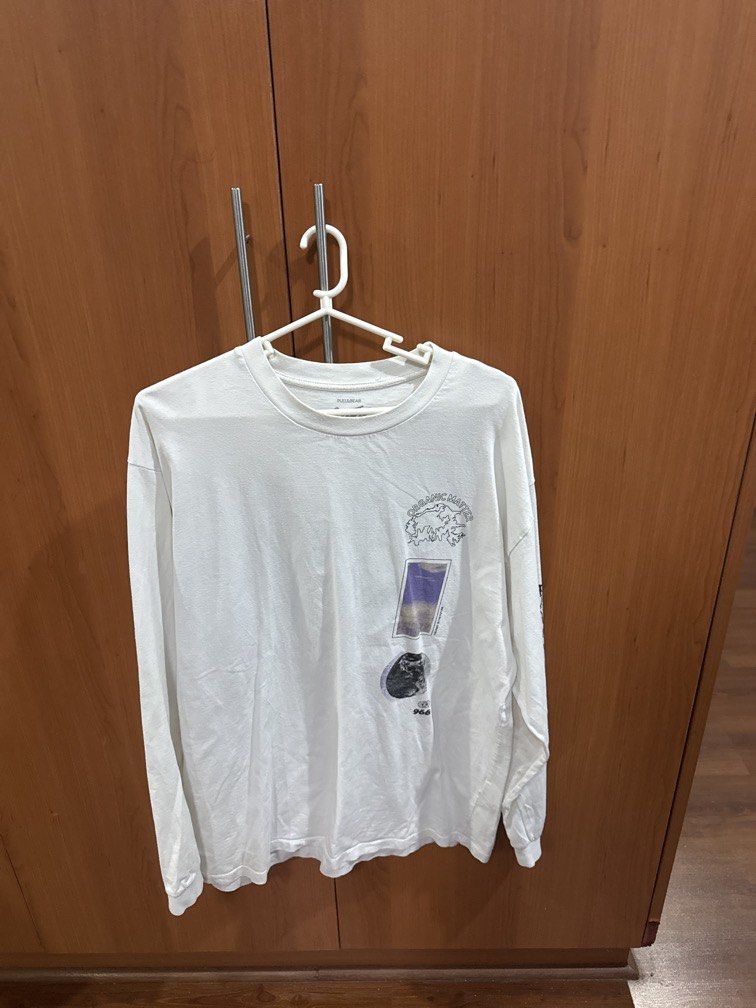 Pull and Bear White Print Longsleeves Shirt (Category: Tshirts & Polo Shirts ) located in Quezon City. Submitted by skys_store (Listing ID 1461682236, Image 1). Description: Has unnoticeable stains but still good.