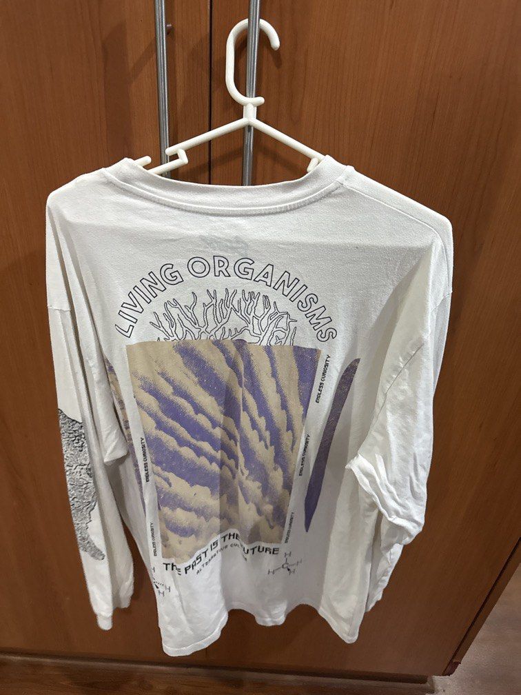 Pull and Bear White Print Longsleeves Shirt (Category: Tshirts & Polo Shirts ) located in Quezon City. Submitted by skys_store (Listing ID 1461682236, Image 3). Description: Has unnoticeable stains but still good.