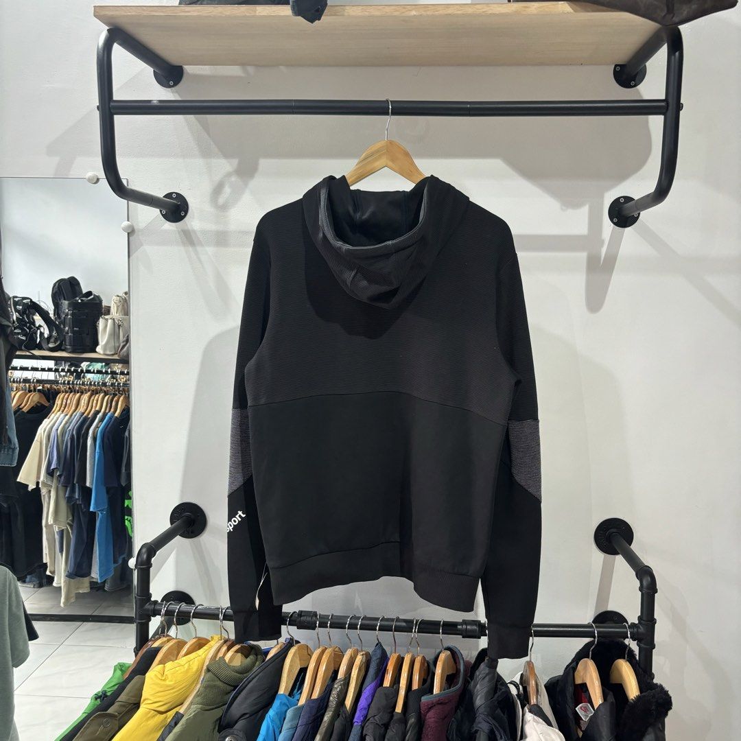 Puma x BMW sample zip up hoodie (Category: Coats, Jackets and Outerwear) located in Bambang. Submitted by heats777 (Listing ID 1461678940, Image 3). Description: Excellent condition No issues Size: M.