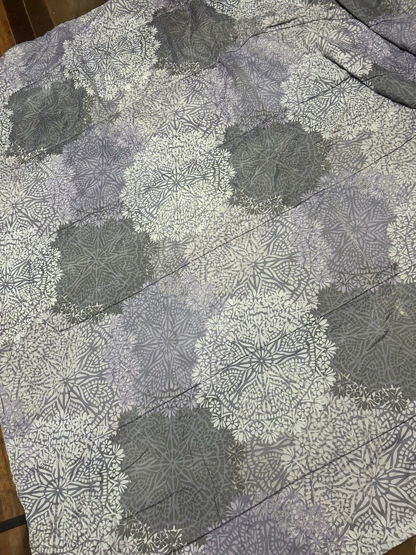 Purple and White Mandala Pattern Quilt (Category: Bedding & Towels) located in Paranaque City. Submitted by pyassszzzi (Listing ID 1461739875, Image 2). Description: - Gorgeous folded quilt featuring a stunning mandala and floral design. - Elegant color palette of purple and white. - Crafted from soft, comfortable fabric for ultimate coziness. - Versatile use: ideal as a bedspread or a stylish decorative throw. - Approximate dimensions: queen siz