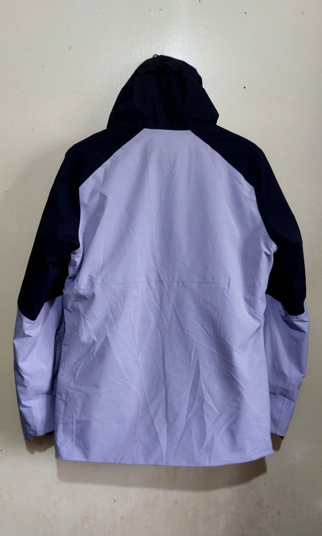QUECHUA MH500 Size: M (Category: Coats, Jackets and Outerwear) located in Manila. Submitted by bien_greatgoods (Listing ID 1461599527, Image 2). Description: ORIG PRICE: 5490‼️ Perfect for Mt. Pulag Waterproof & Cold weather Recco collab.